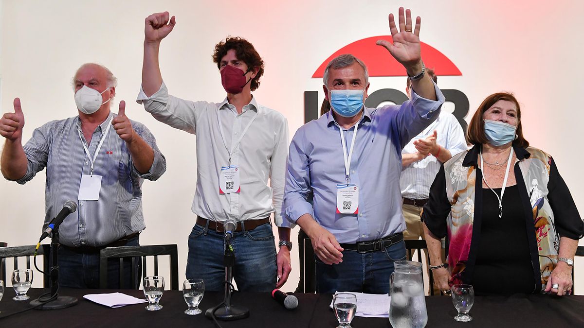 Antes del plenario del radicalismo Alfredo Cornejo terci&oacute; para limar asperezas entre los sectores de Morales y Lousteau, quien se qued&oacute; con la vicepresidencia segunda.