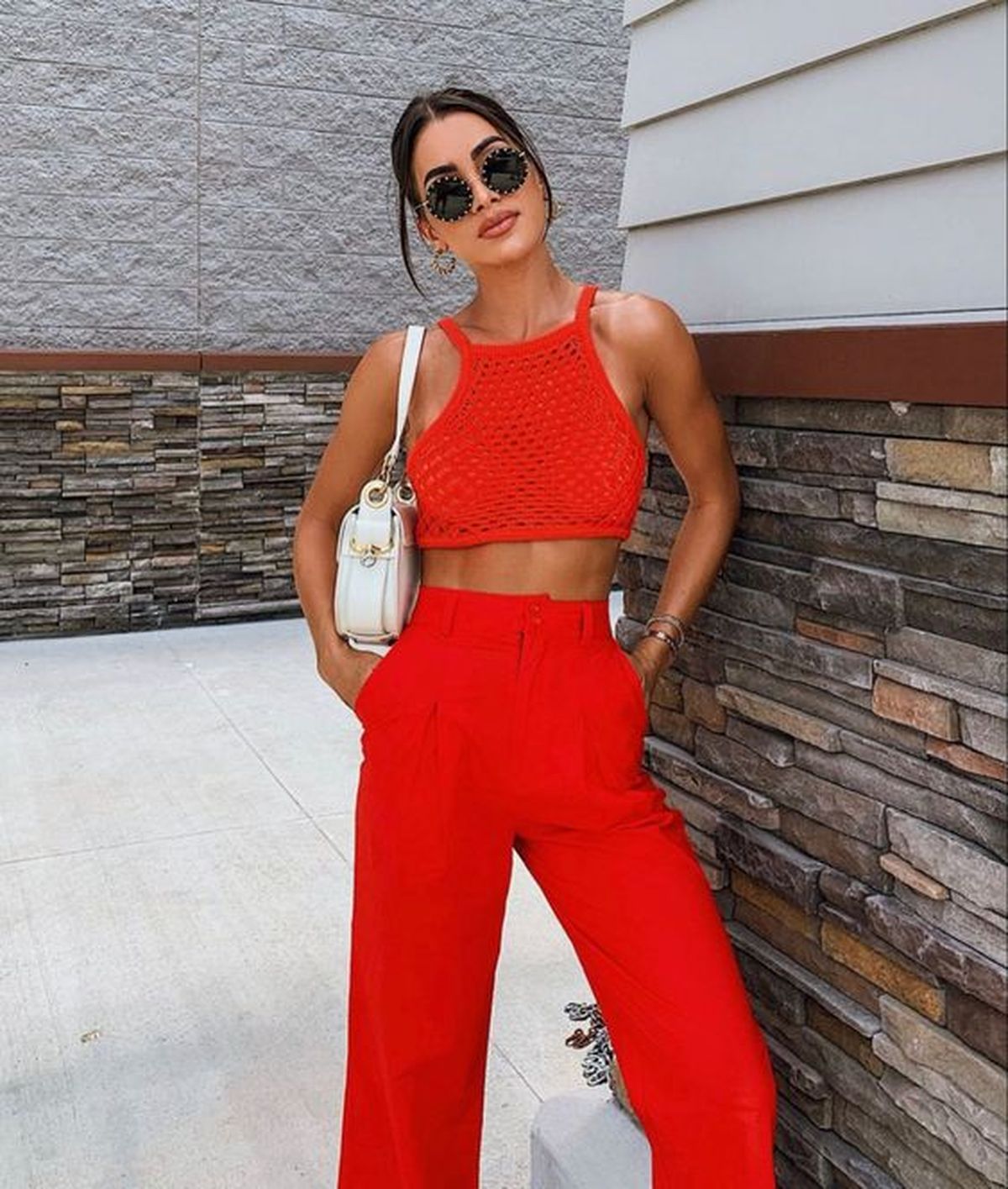 Crop top y pantalón sastrero rojo. Crop top y pantalón sastrero rojo.