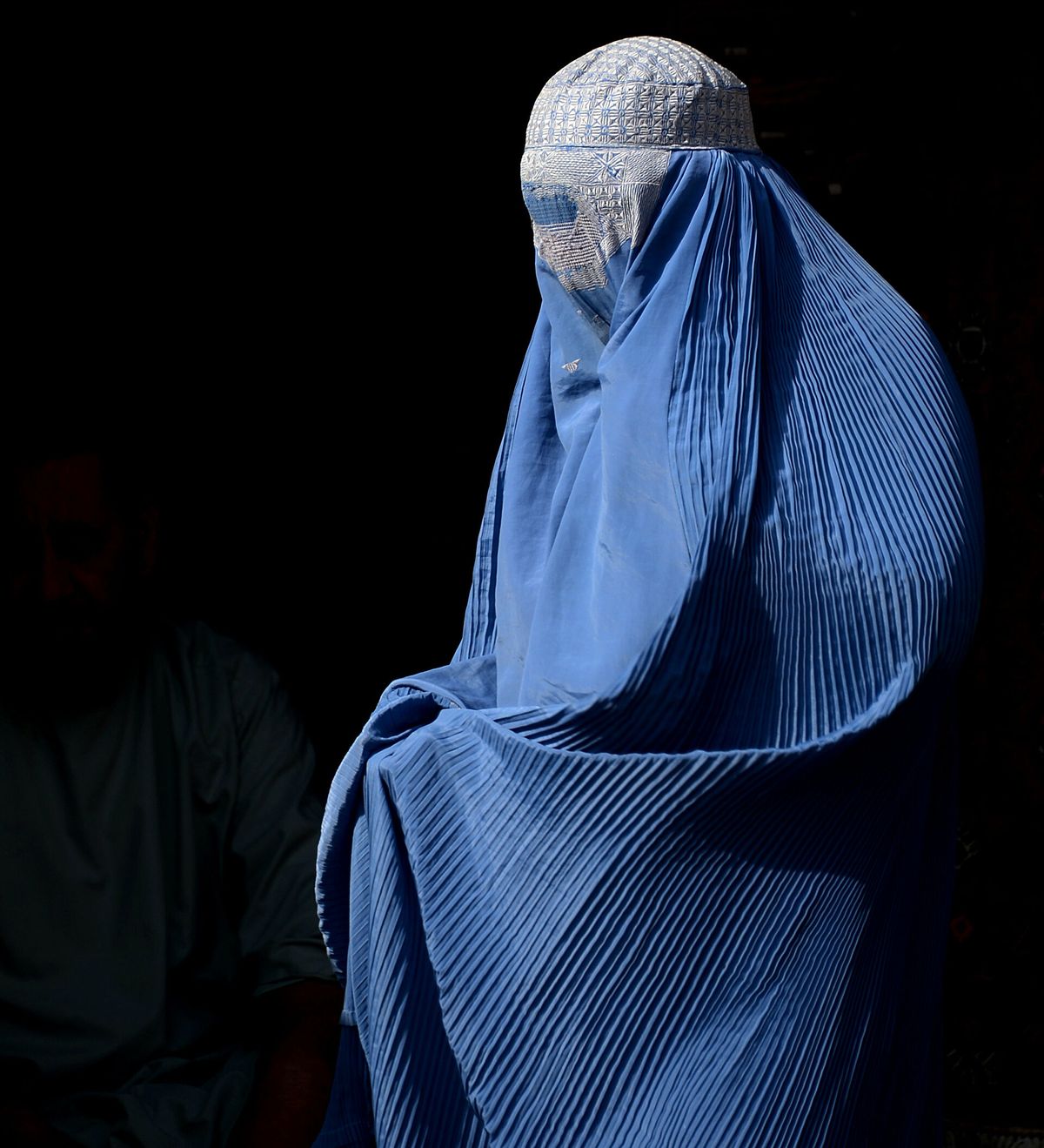 El burka es el velo que cubre todo el cuerpo de las mujeres musulmanas y solo tienen una rejilla para poder ver a la altura de los ojos