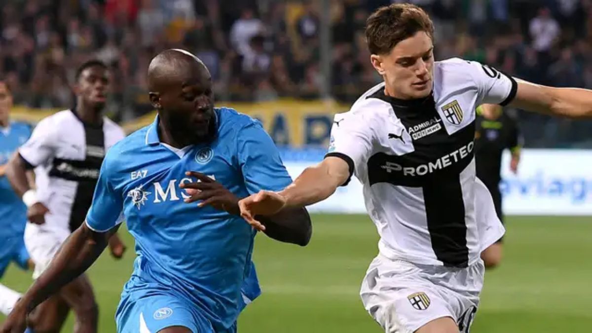 El Napoli mantuvo una ventaja de un punto sobre el Inter tras empatar con el Parma de visitante y depende de sí mismo para ser campeón la próxima fecha.