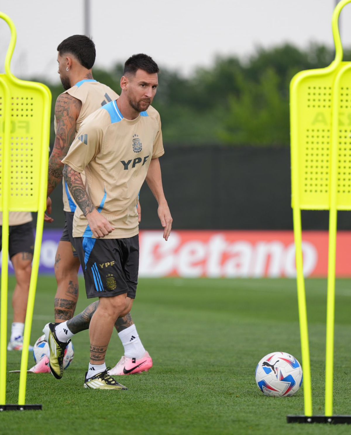 Messi compartiría el ataque con Lautaro o Julián. Messi compartiría el ataque con Lautaro o Julián.