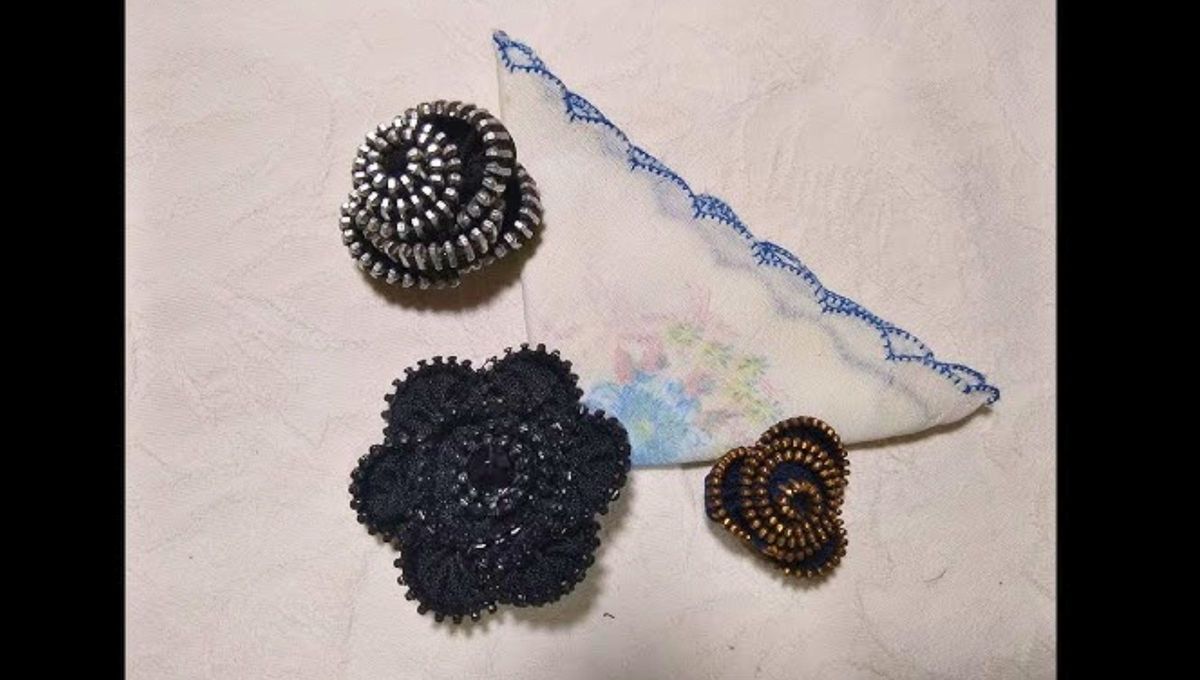 Decora tu hogar o crea estas hermosas flores tan solo usando un cierre roto. Foto: YouTube Laly Martin Decora tu hogar o crea estas hermosas flores tan solo usando un cierre roto. Foto: YouTube Laly Martin