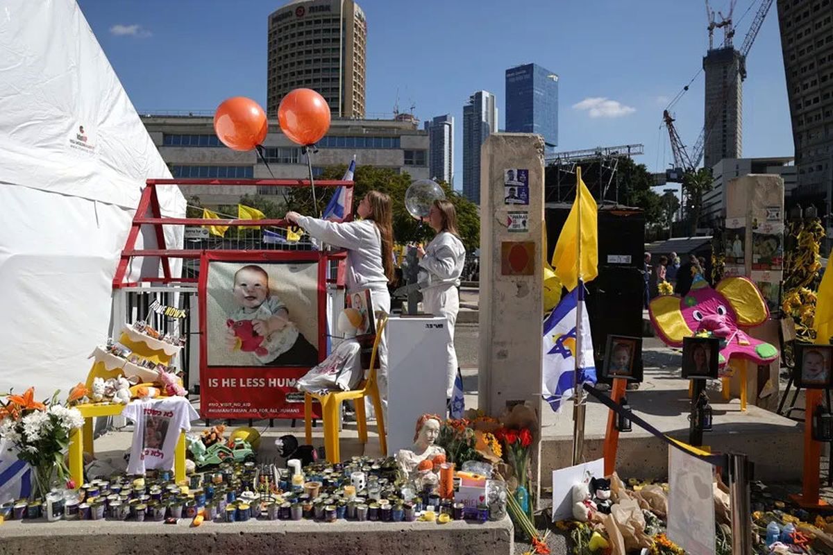 En Israel, cientos de personas se congregaron durante el funeral de la familia Bibas en la Plaza de los Rehenes de Tel Aviv. Crédito: EFE/EPA/Abir Sultan. En Israel, cientos de personas se congregaron durante el funeral de la familia Bibas en la Plaza de los Rehenes de Tel Aviv. Crédito: EFE/EPA/Abir Sultan.