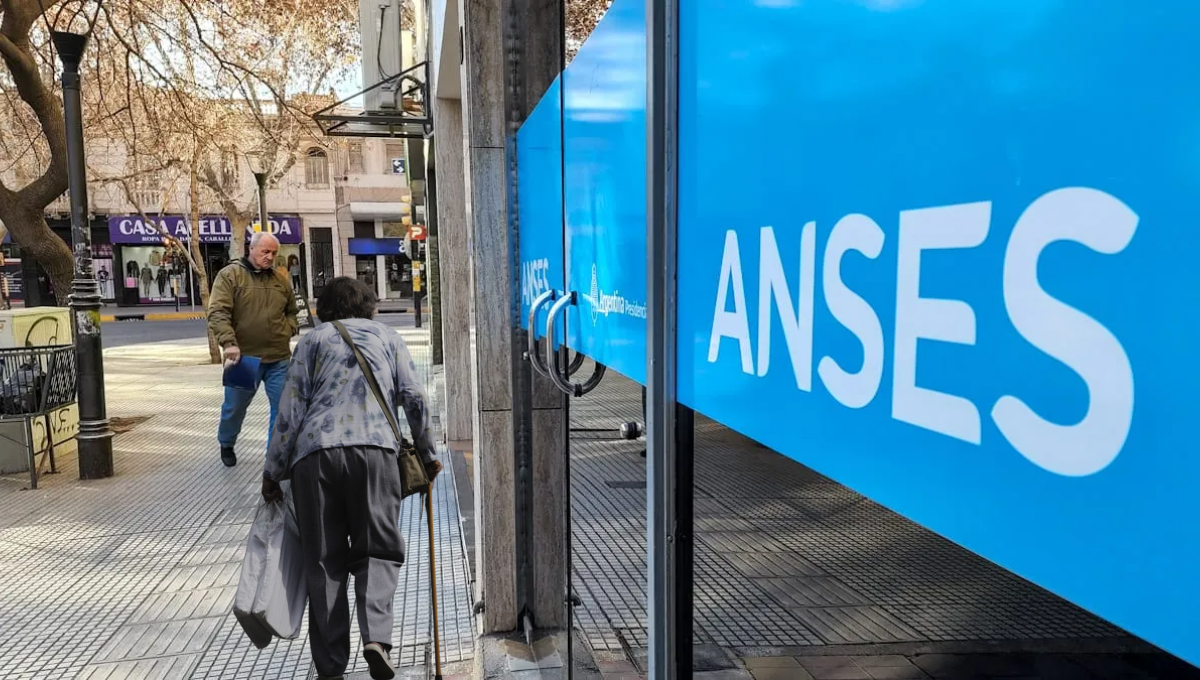 El proyecto que tiene media sanción prevé un aumento para jubilados del 8% para equiparar la inflación de enero, más una actualización que siga la inflación y una compensación anual del 50% del RIPTE. El proyecto que tiene media sanción prevé un aumento para jubilados del 8% para equiparar la inflación de enero, más una actualización que siga la inflación y una compensación anual del 50% del RIPTE.