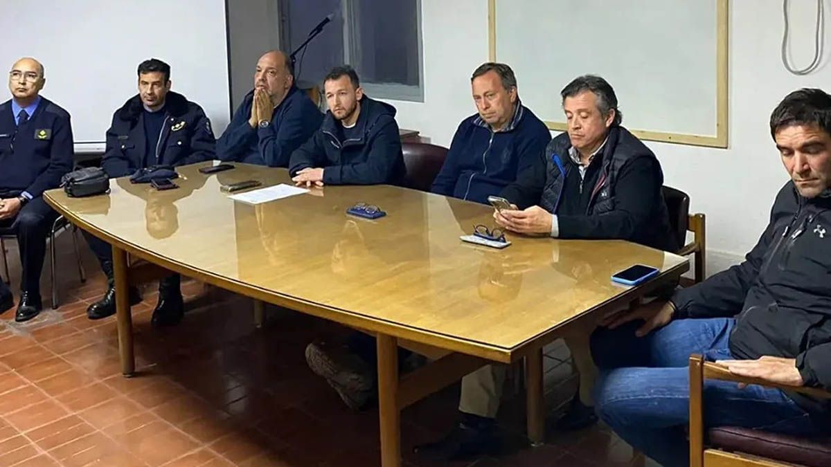 Convivencia política en Tunuyán. Junto a autoridades policiales, los radicales Néstor Majul y Víctor Ibañez, compartieron la mesa con los peronistas Martín Aveiro y Emir Andraos. Fue en la reunión con empresarios.