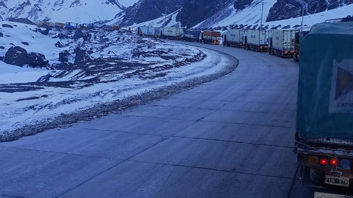 Decenas de camiones esperan para poder cruzar por el paso Cristo Redentor.