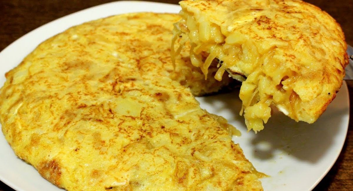 La receta de la tortilla de papas tradicional incluye sólo papas y huevo, pero está variante con cebolla, muy sabrosa La receta de la tortilla de papas tradicional incluye sólo papas y huevo, pero está variante con cebolla, muy sabrosa