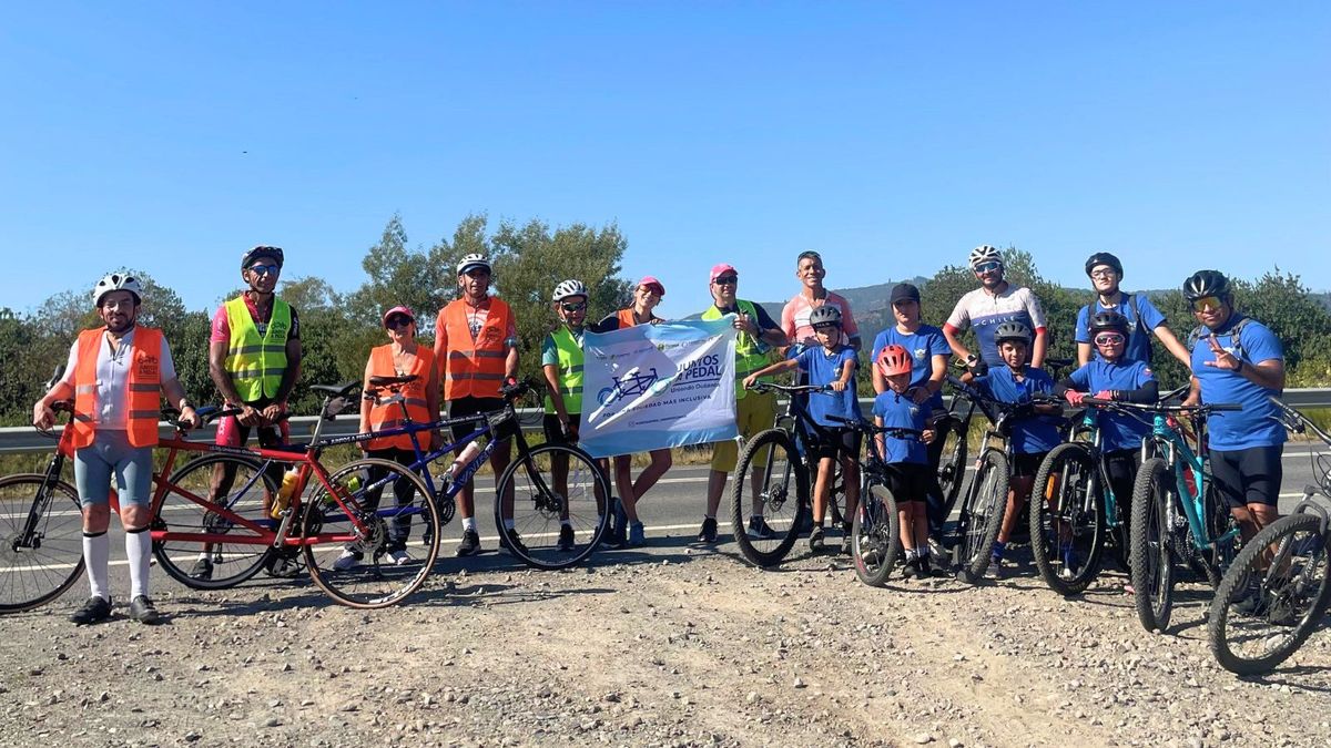 En un alto del recorrido que hicieron recientemente en bicicleta: salieron desde Chile y llegaron a Punta Alta, provincia de Buenos Aires. Unieron el Pacífico y el Altántico. En un alto del recorrido que hicieron recientemente en bicicleta: salieron desde Chile y llegaron a Punta Alta, provincia de Buenos Aires. Unieron el Pacífico y el Altántico.