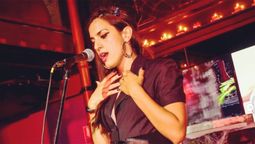 Alina Rodríguez, encarnando a Amy Winehouse.