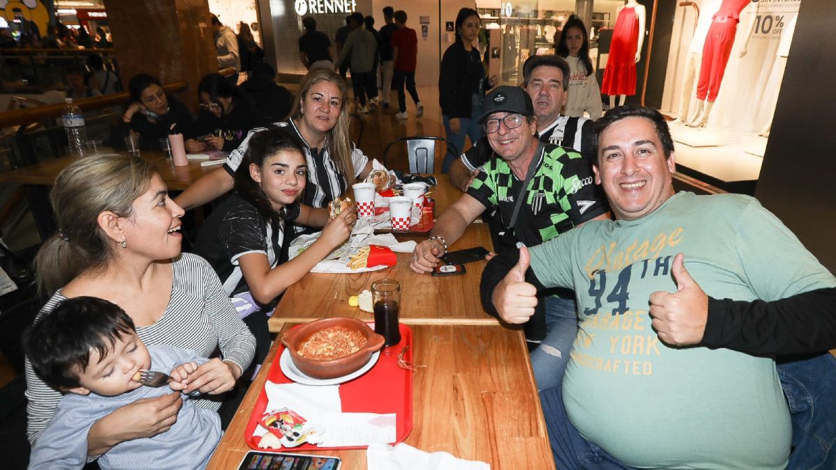 El almuerzo previo antes de ir a la cancha de Belgrano. La capital cordobesa despertó hoy con acento cuyano, por los hinchas mendocinos y sanjuaninos que la visitan. El almuerzo previo antes de ir a la cancha de Belgrano. La capital cordobesa despertó hoy con acento cuyano, por los hinchas mendocinos y sanjuaninos que la visitan.
