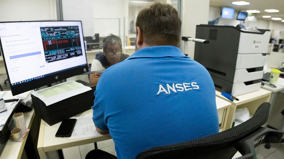 La&nbsp;ANSES establece todos los meses un calendario de pagos seg&uacute;n la terminaci&oacute;n del Documento Nacional de Identidad (DNI) para jubilados y pensionados, abarcando tanto a quienes perciben el haber m&iacute;nimo como a quienes lo superan.