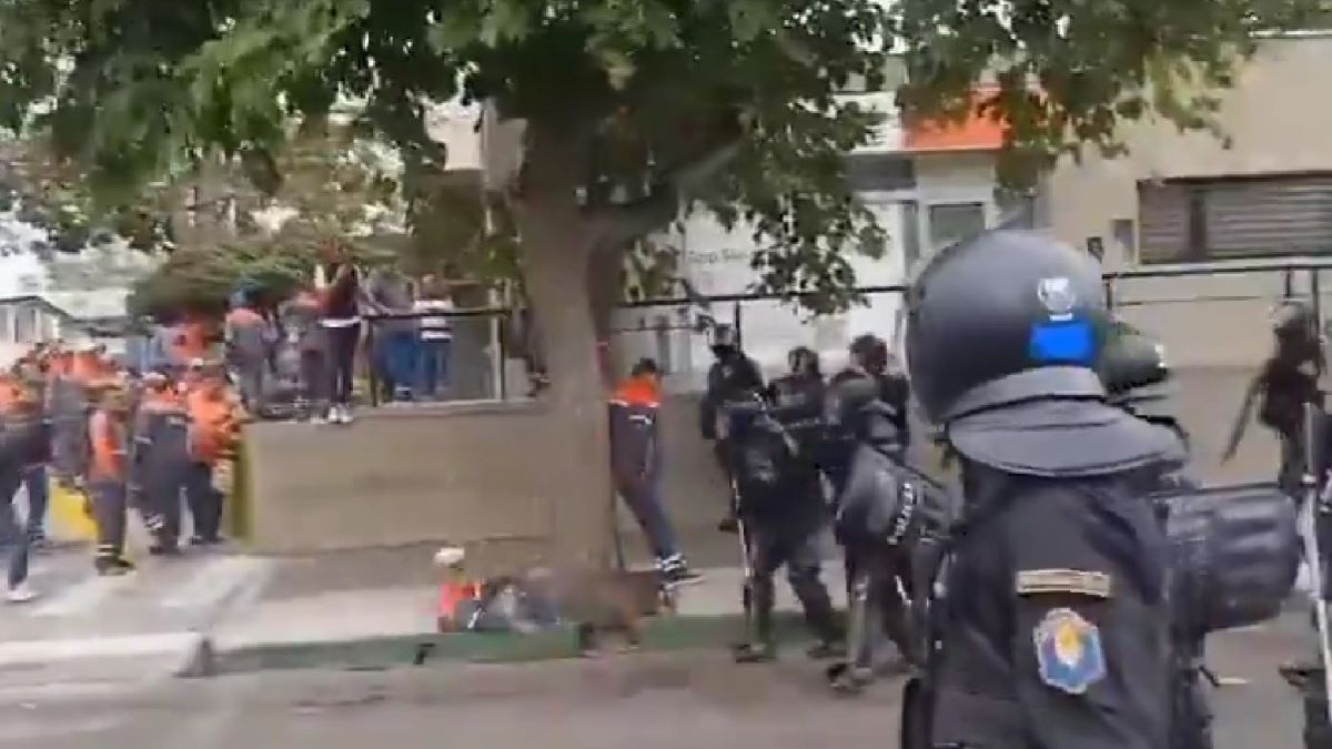 El momento. En el centro de la imagen se observa al municipal ya adentro de la acequia. El oficial acaba de empujarlo. El momento. En el centro de la imagen se observa al municipal ya adentro de la acequia. El oficial acaba de empujarlo.