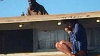 Video: una mujer se escondió en un alero del techo de su casa para escapar de un ladrón