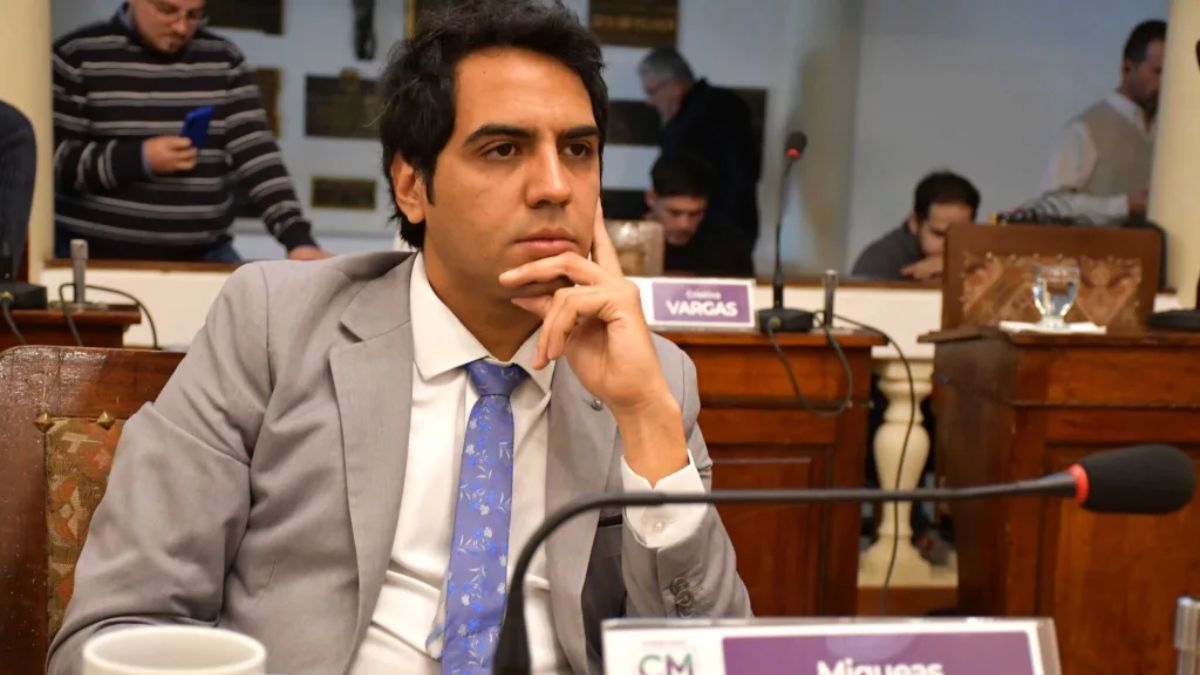 El concejal Miqueas Burgoa, de Guaymallén, fue multado por conducir con más de un gramo de alcohol en sangre y sin licencia de conducir. El concejal Miqueas Burgoa, de Guaymallén, fue multado por conducir con más de un gramo de alcohol en sangre y sin licencia de conducir.