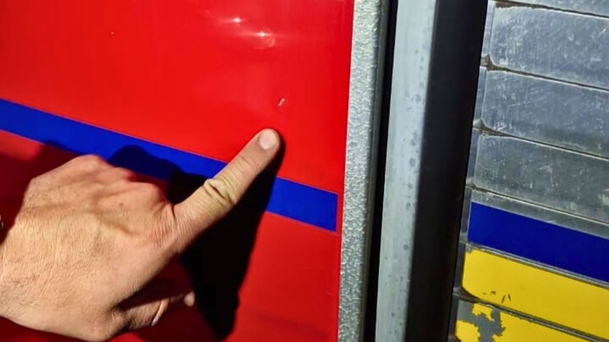 El camión de los Bomberos Voluntarios de Ciudad fue dañado por vecinos de Las Heras donde ocurrió el incendio que afectó 3 casas. El camión de los Bomberos Voluntarios de Ciudad fue dañado por vecinos de Las Heras donde ocurrió el incendio que afectó 3 casas.