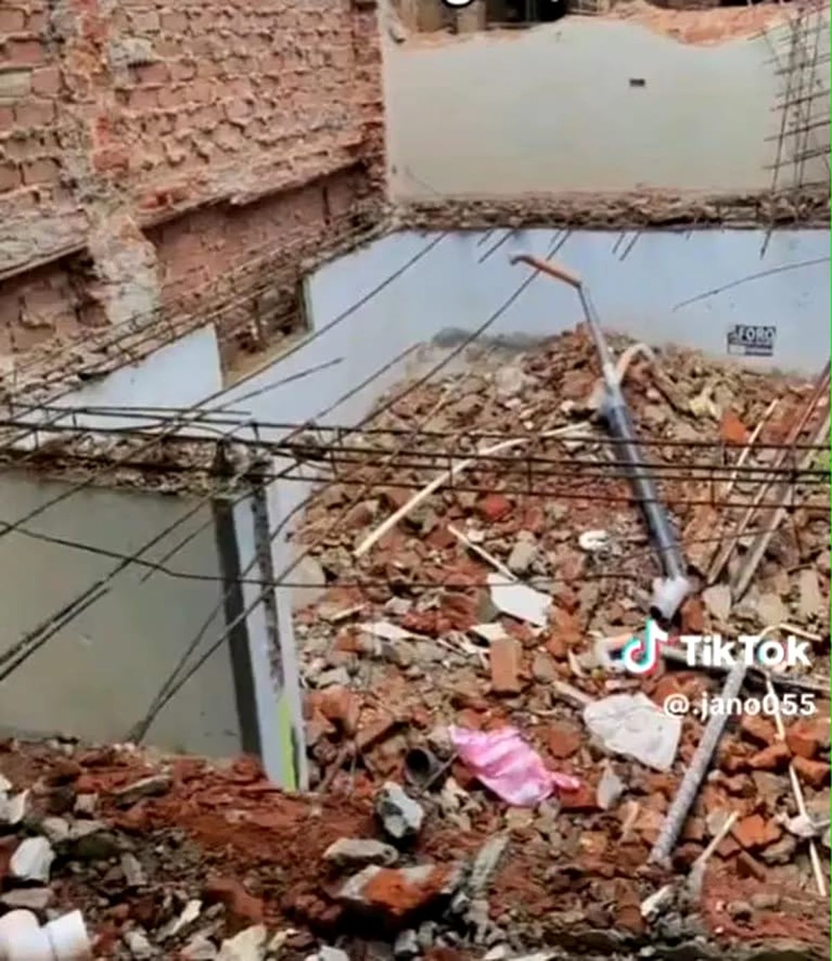 Escombros luego de la demolición de su casa, construida en la propiedad de sus exsuegros. Escombros luego de la demolición de su casa, construida en la propiedad de sus exsuegros.