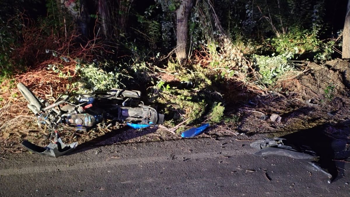 La moto quedó destruida tras el accidente con un auto en Las Heras. La moto quedó destruida tras el accidente con un auto en Las Heras.