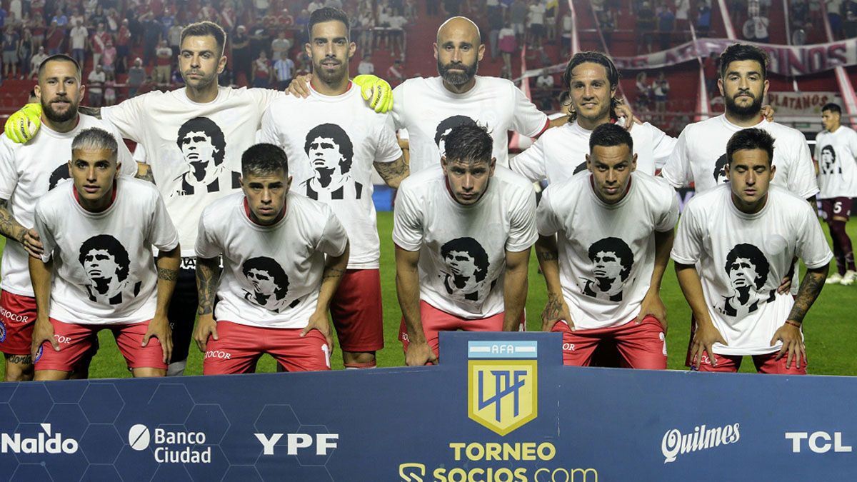 ¡Impresionante! Maradona fue homenajeado por Argentinos