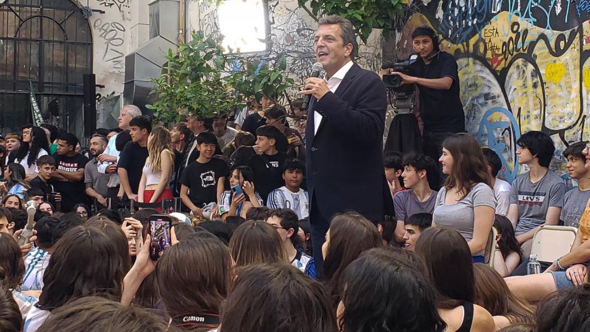 El ministro de Economía y candidato a presidente, Sergio Massa, compartió un acto con estudiantes a cuatro días del balotaje. El ministro de Economía y candidato a presidente, Sergio Massa, compartió un acto con estudiantes a cuatro días del balotaje.
