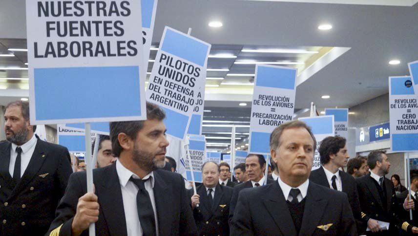 El paro de pilotos fue anunciado para el jueves de la Semana Santa y por 48 horas.