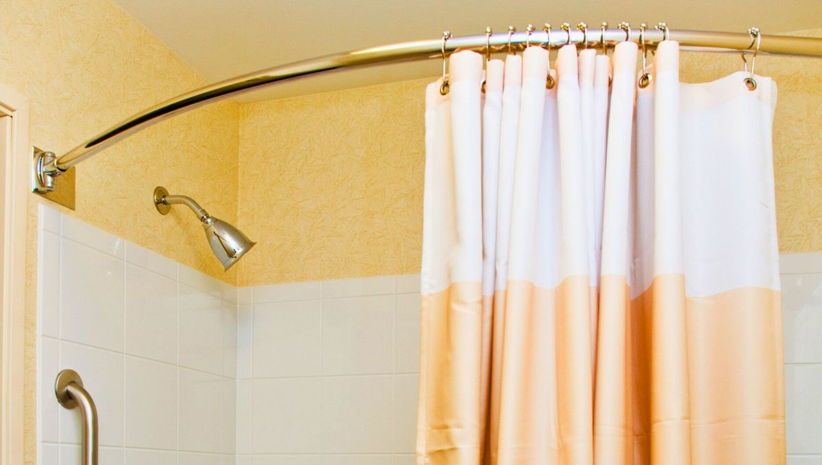 Quien tiene una cortina de baño vieja tiene un tesoro: qué uso darle ahora