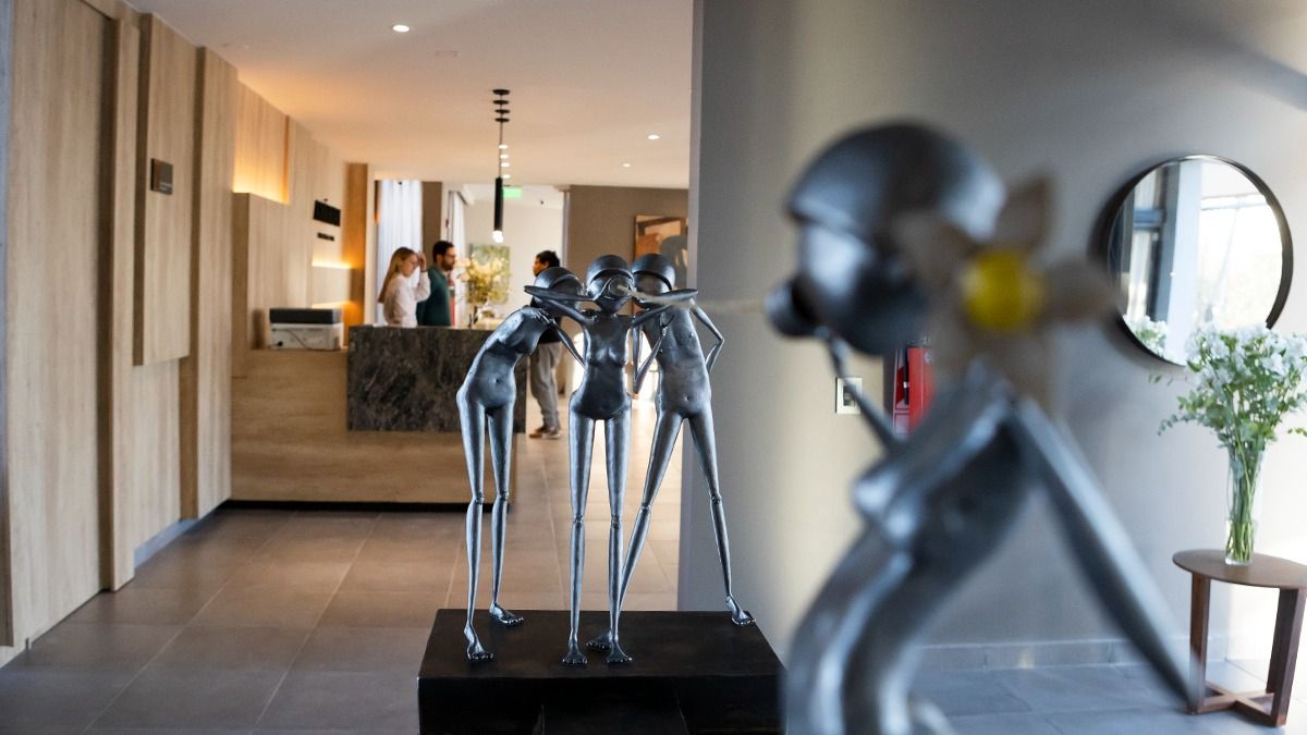 Diferentes obras escultóricas lucen en el ingreso y en el lobby del hotel, ubicado en Almirante Brown 2403 de Chacras de Coria. Diferentes obras escultóricas lucen en el ingreso y en el lobby del hotel, ubicado en Almirante Brown 2403 de Chacras de Coria.
