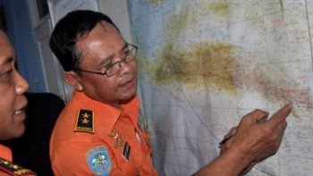 Avistaron restos en la zona donde desapareció el avión en Indonesia