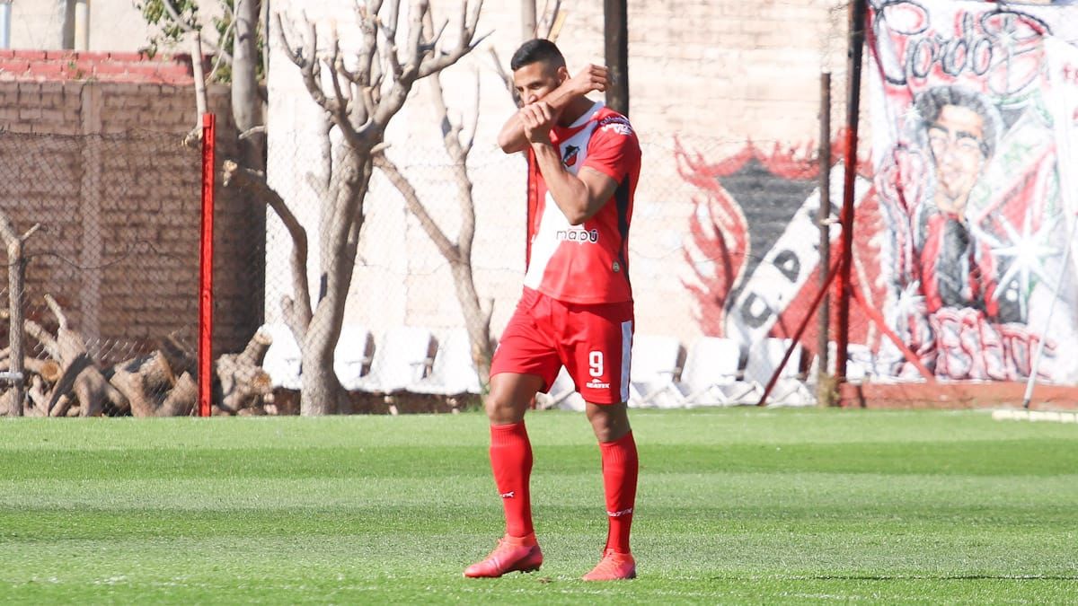 Damián De Hoyos festeja uno de los goles del Deportivo Maipú ante Madryn.