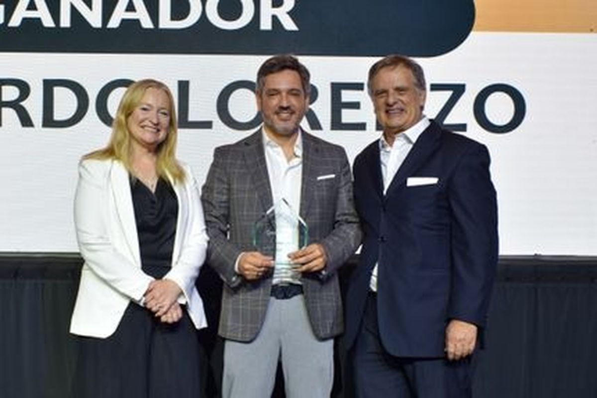 Gerardo Lorenzo, principal referente de Grupo Lorenzo, fue distinguido como Ejecutivo del Año 2025 durante la Cena Anual de la Asociación de Empresarios de Mendoza (AEM). Gerardo Lorenzo, principal referente de Grupo Lorenzo, fue distinguido como Ejecutivo del Año 2025 durante la Cena Anual de la Asociación de Empresarios de Mendoza (AEM).