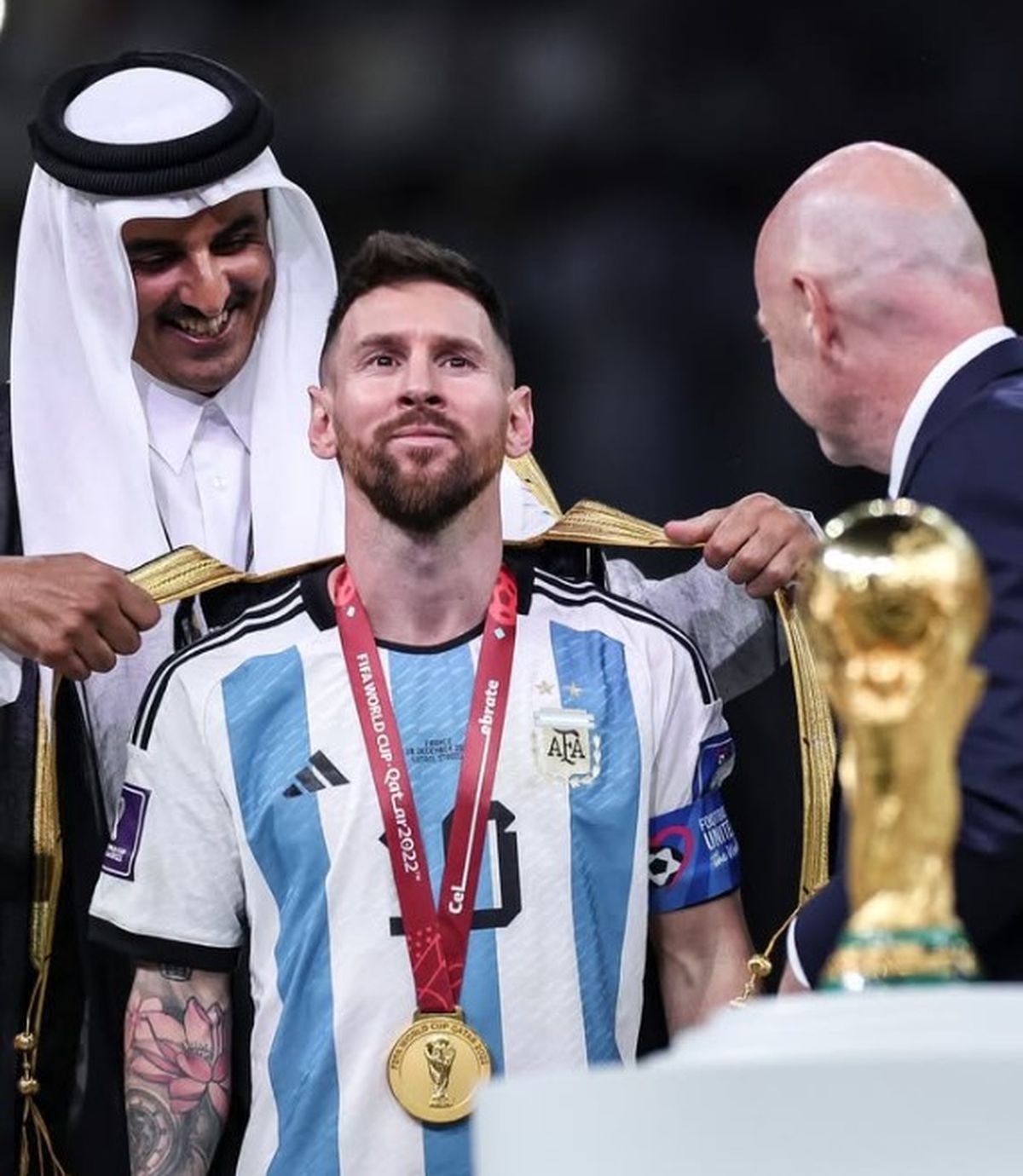 Lionel Messi en el momento más feliz de su carrera deportiva, levantando la Copa del Mundo en Qatar 2022. Lionel Messi en el momento más feliz de su carrera deportiva, levantando la Copa del Mundo en Qatar 2022.