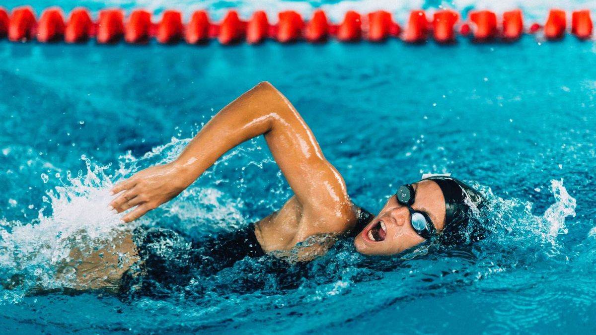 Estudios confirman que la natación mejora la composición corporal, ayuda a bajar de peso y optimiza la capacidad cardiovascular. Estudios confirman que la natación mejora la composición corporal, ayuda a bajar de peso y optimiza la capacidad cardiovascular.