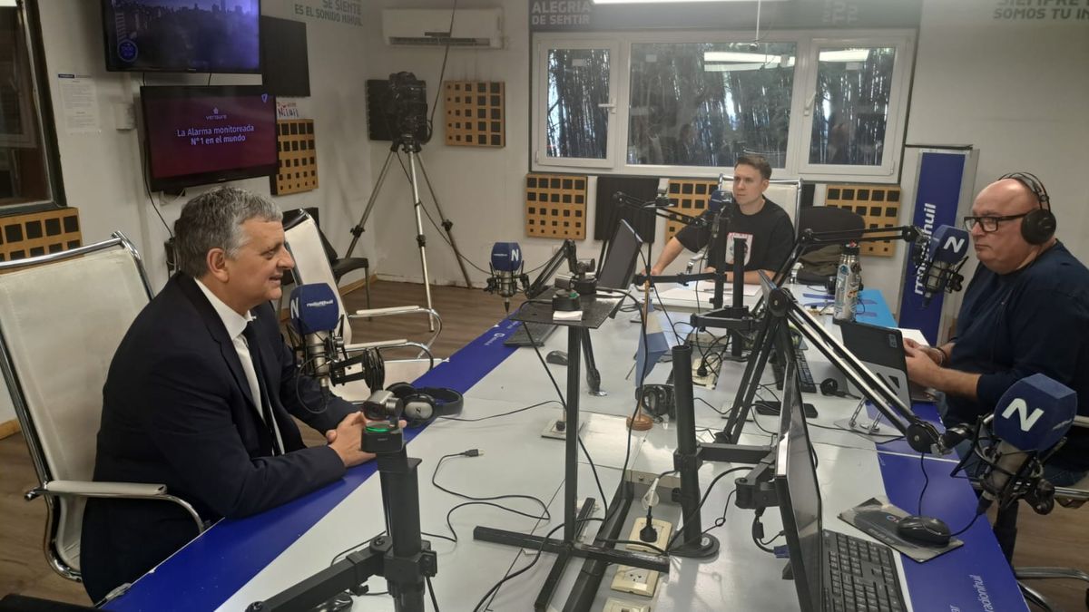 Horacio Marín junto a los periodistas Ricardo Montacuto y Julián Imazio en los estudios de radio Nihuil. Horacio Marín junto a los periodistas Ricardo Montacuto y Julián Imazio en los estudios de radio Nihuil.