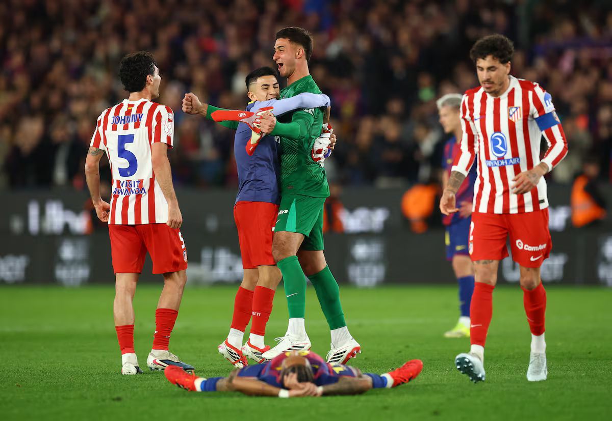 El Atlético Madrid cayó goleado frente al Barcelona, pero clasificó a la final de la Copa del Rey