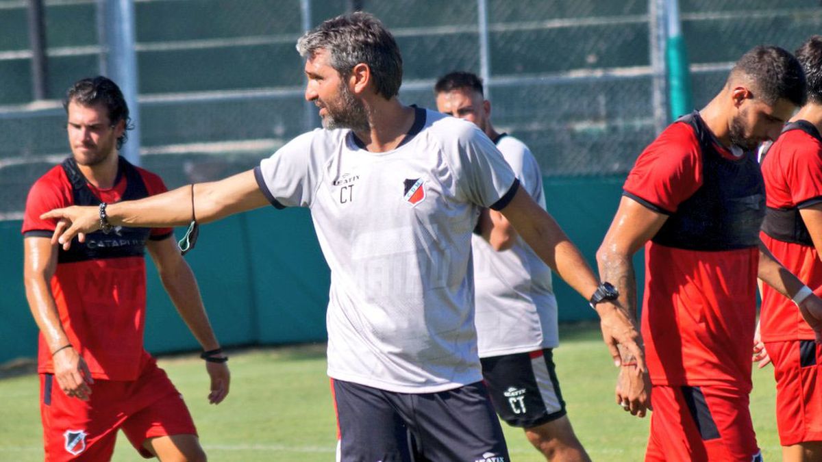 Juan Mnaue Sara el DT de Maipú junto a Castelli que marcó un gol en San Juan.