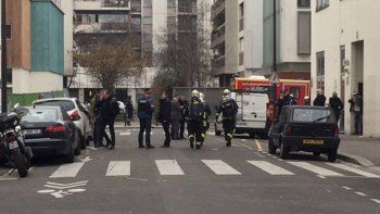 Dos hombres armados ingresaron a un semanario satírico francés y mataron a doce personas