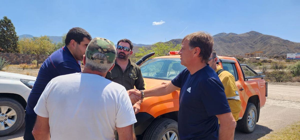 Rodolfo Suarez: La situación del incendio es imprevisible, el viento cambia de rumbo y no para