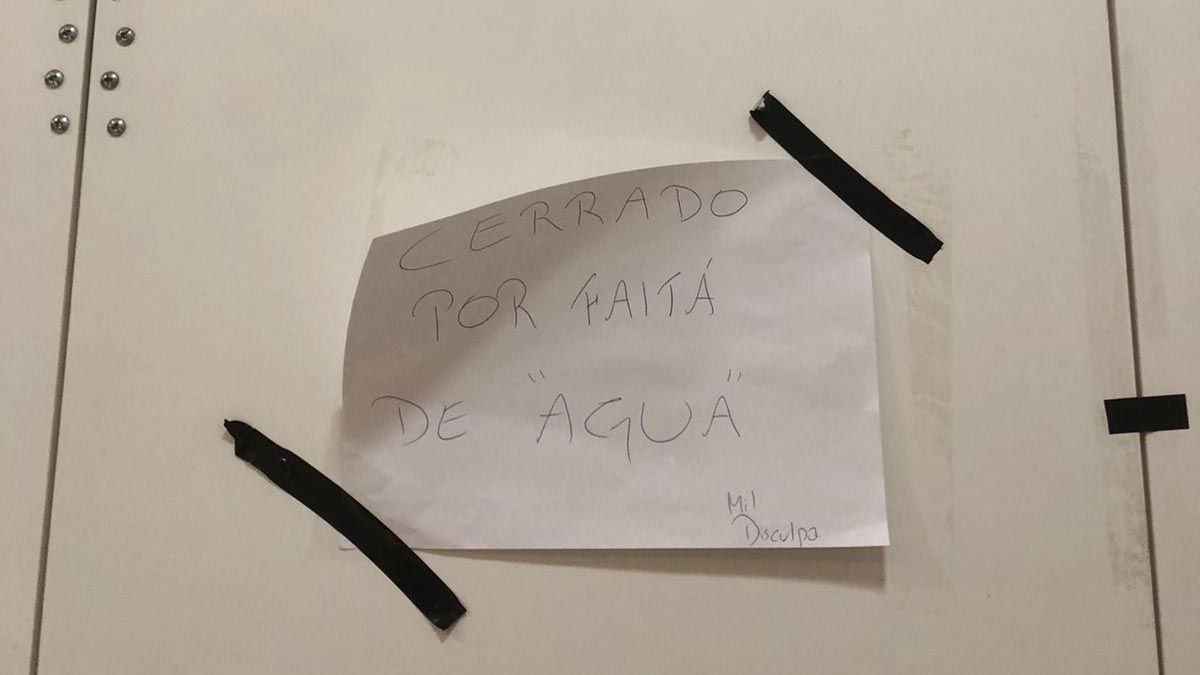 Quiso ir al baño de un shopping de Mendoza y se encontró con un extraño cartel