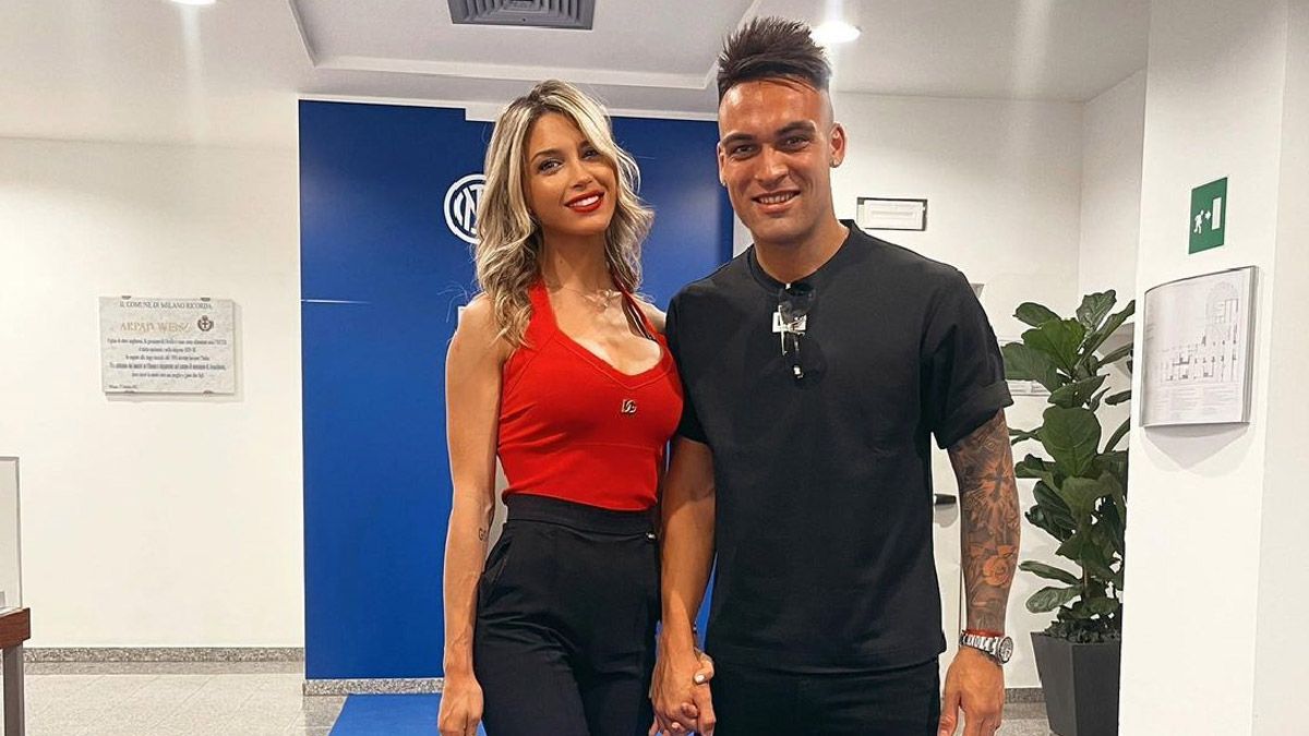 La mendocina Agustina Gandolfo y el futbolista Lautaro Martínez, en las oficinas del Inter.