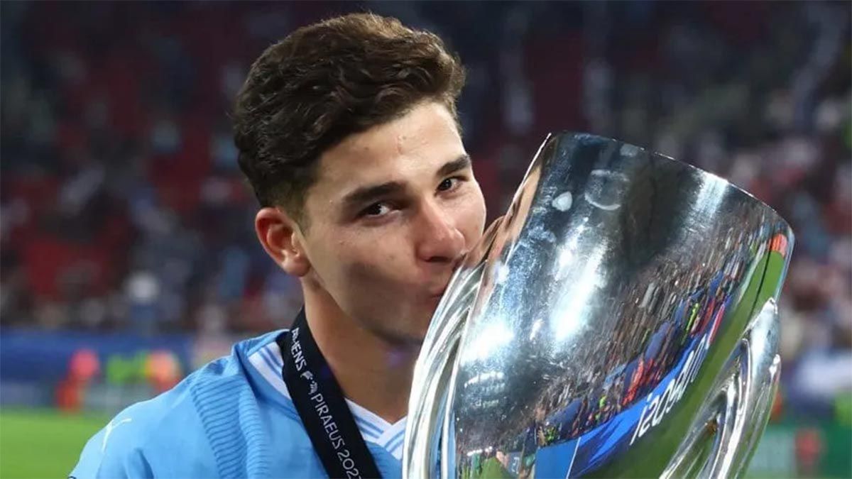 Julián Álvarez ganó la Supercopa de Europa con el Manchester City.