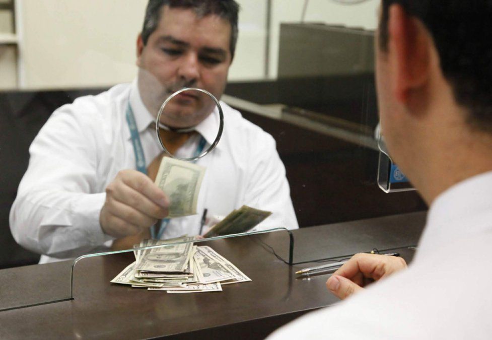 Los ahorristas esperan poder comprar dólares libremente en los bancos luego de que el BCRA anunciara el fin del cepo cambiario