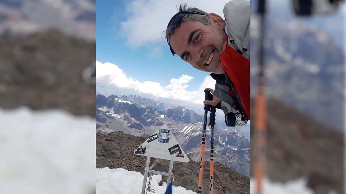 El andinista Fernando Reto en la cumbre del Cerro El Plata antes de perderse durante 6 días y salir solo tras caminar 80 kilómetros. Foto: Gentileza Fernando Reto