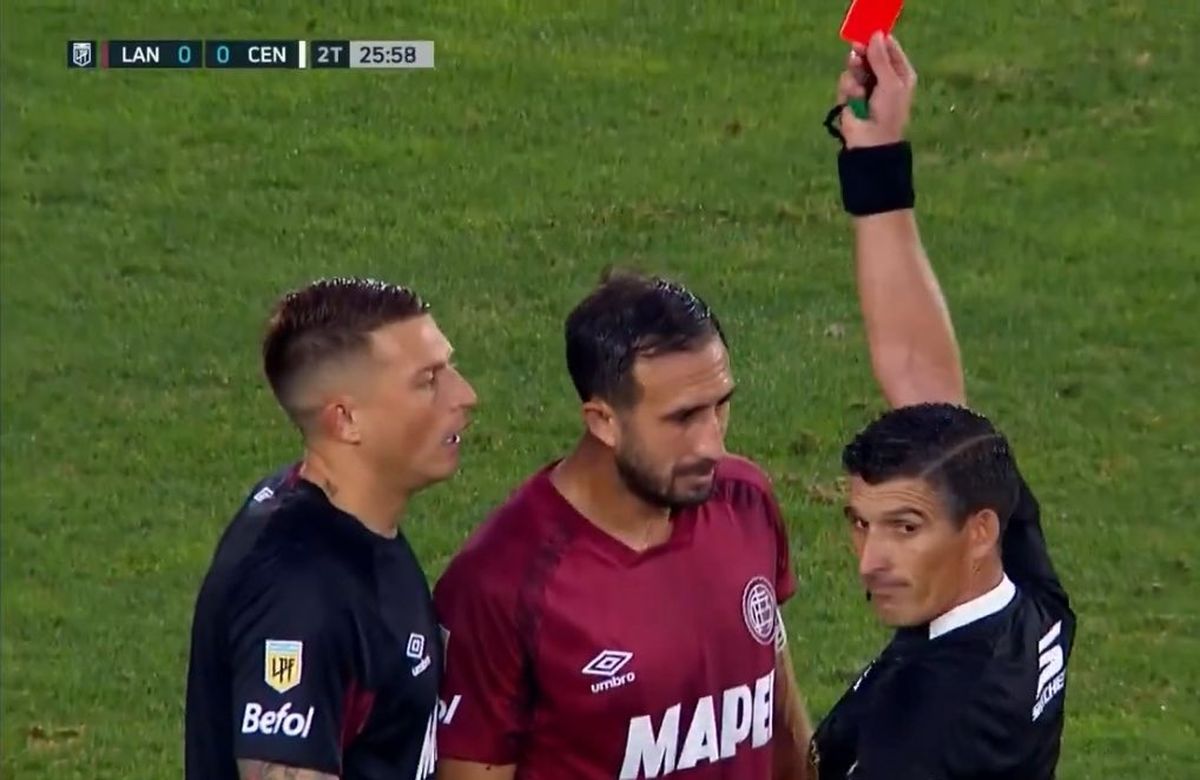 Andr&eacute;s Merlos le sac&oacute; la tarjeta roja a Carlos Izquierdoz.