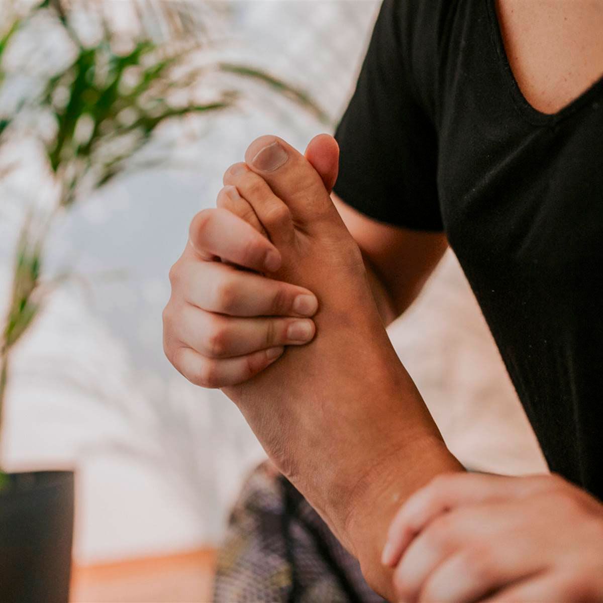 Cómo hacer unos efectivos masajes relajantes en los pies para aliviar tensiones. Cómo hacer unos efectivos masajes relajantes en los pies para aliviar tensiones.