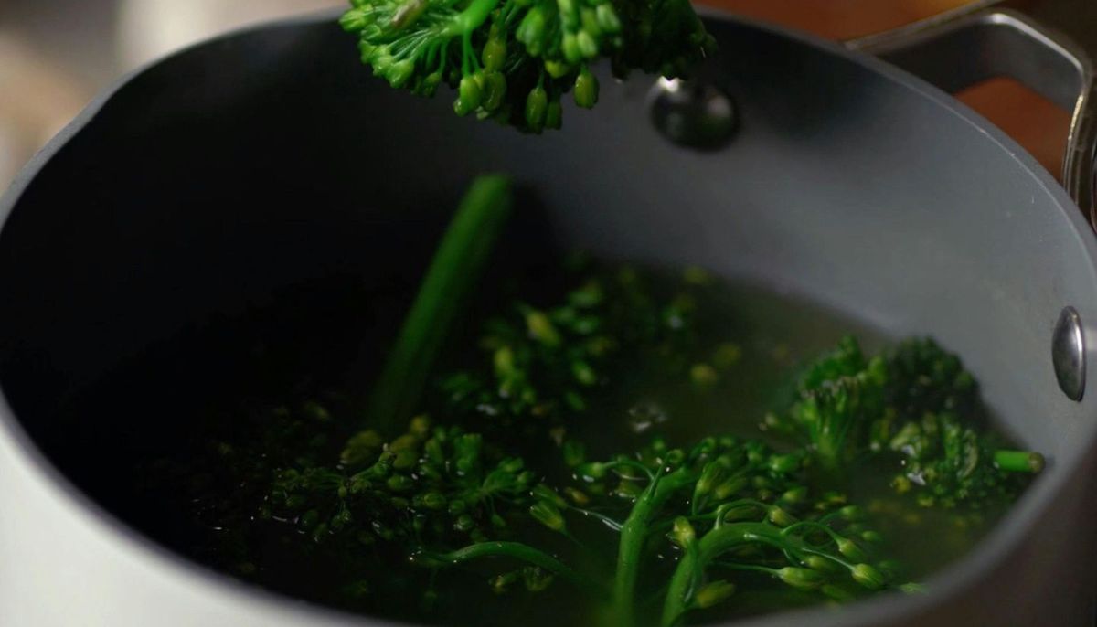 Puedes usar el agua donde hierves tus verduras para regar las plantas. Imagen: Pexels. Puedes usar el agua donde hierves tus verduras para regar las plantas. Imagen: Pexels.