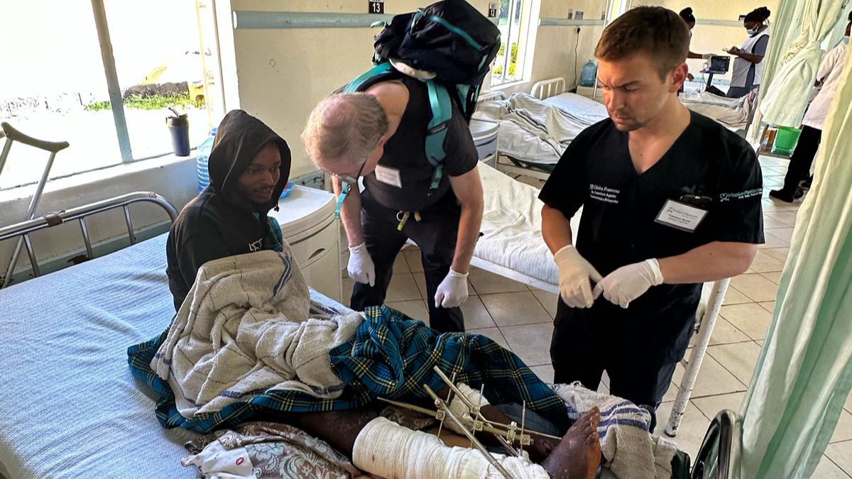 El médico traumatólogo en una de sus intervenciones en un hospital de Kenia. El médico traumatólogo en una de sus intervenciones en un hospital de Kenia.