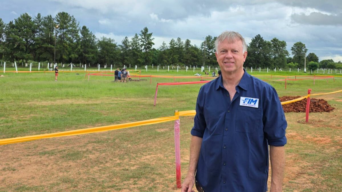 En Paraguay, donde fue convocado para brindar charlas en seminarios. En Paraguay, donde fue convocado para brindar charlas en seminarios.