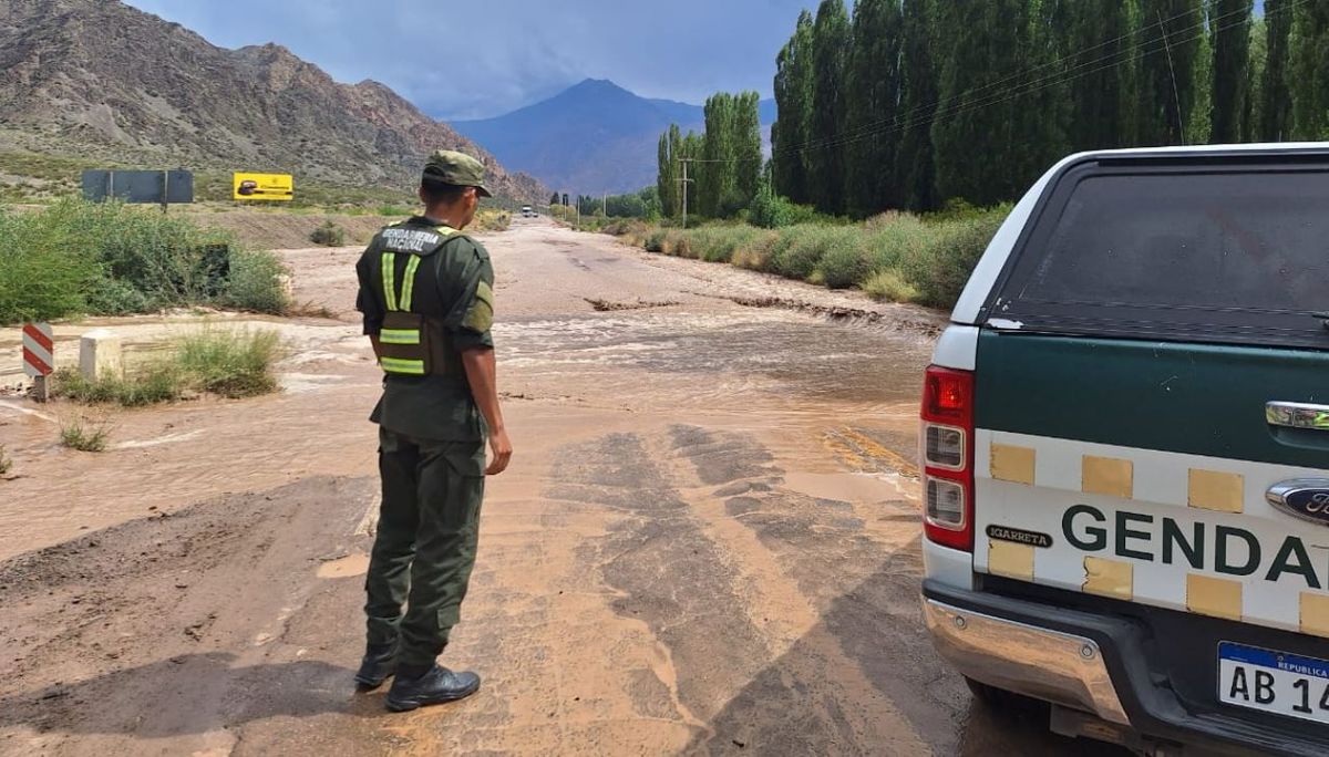 Vialidad Nacional trabaj&oacute; sobre el desborde de agua en la Ruta 7 ocurrido el domingo en la tarde.