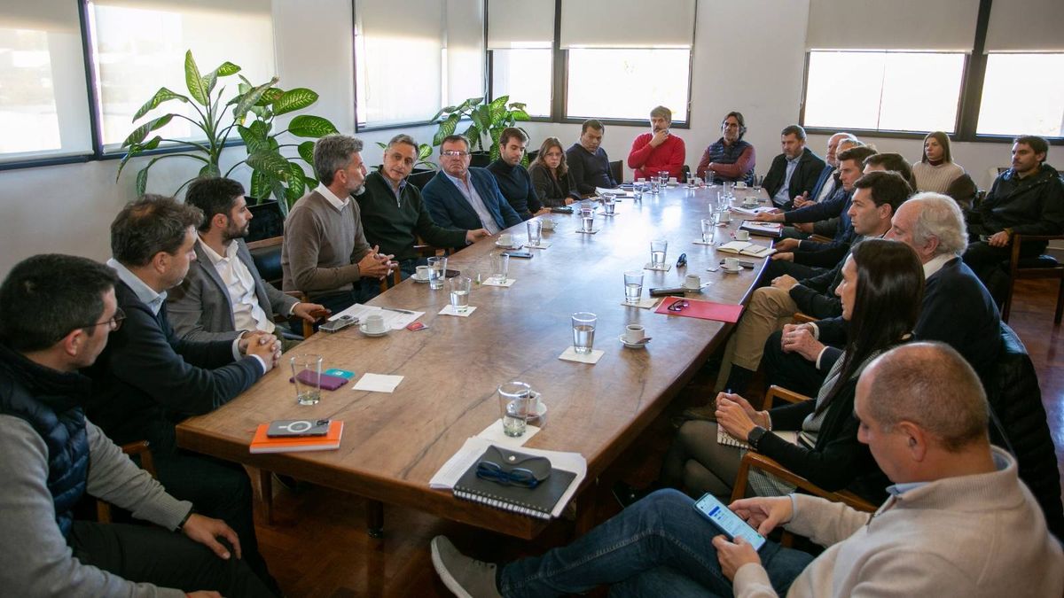El intendente de Ciudad, Ulpiano Suarez, recibió a la AABE y recorrió el predio del ex ferrocarril, en donde proyecta el Distrito Sustentable Estación Mendoza. El intendente de Ciudad, Ulpiano Suarez, recibió a la AABE y recorrió el predio del ex ferrocarril, en donde proyecta el Distrito Sustentable Estación Mendoza.