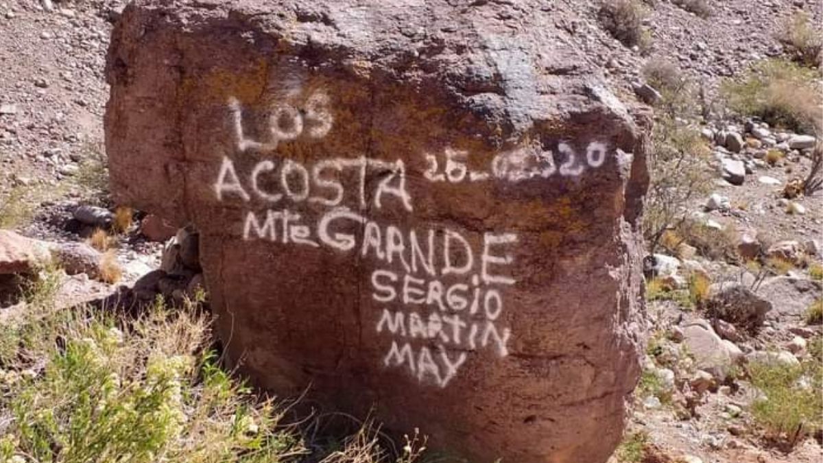 Estas son las pintadas que Los Acosta dejaron en una roca que es parte del patrimonio histórico mendocino