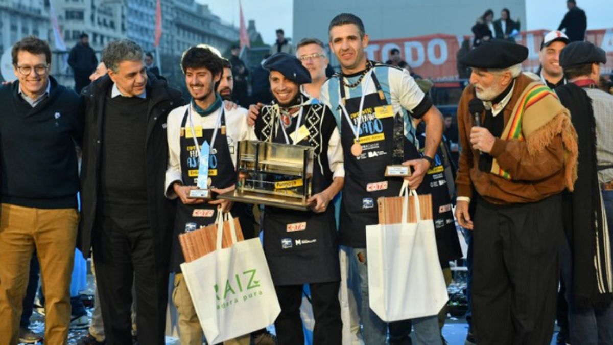 El formoseño Héctor Caballero, de 32 años, ganó el 5º Campeonato Federal del Asado en la Avenida 9 de Julio